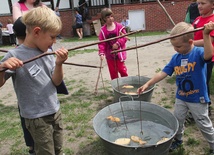 Dzieci ujeżdżały bujane konie, pchały drewniane kaczki lub terkoczące kółka, a kiedy kropił letni deszczyk, beztrosko ganiały po zielonej trawie. Wszystkiemu towarzyszyły stoiska z warzywami, owocami, swojskimi wyrobami i przetworami 