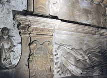 Odsłonięte za ołtarzem bestwińskiego kościoła nagrobne płyty Myszkowskich są bardzo cennym zabytkiem