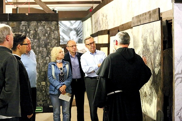 Uczestnicy rekolekcji na wystawie obrazów Mariana Kołodzieja