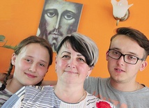Powyżej: – Będziemy modlić się za zdrowie całej rodziny, a szczególnie mamy – mówią Hania i Tomek