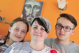 Powyżej: – Będziemy modlić się za zdrowie całej rodziny, a szczególnie mamy – mówią Hania i Tomek