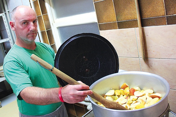  Mieszkańcy dbają o swój dom. Do tego hodują kozy, kury, świnie i kaczki, a także uprawiają ogród