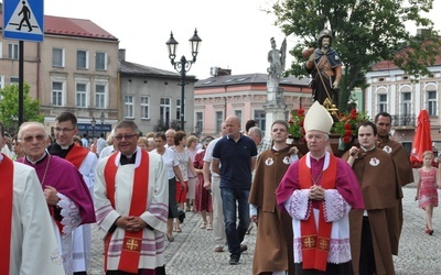 Procesja z figurą i relikwiami św. Jakuba