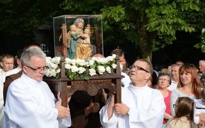 Tłumy pielgrzymów przy maleńkiej figurce