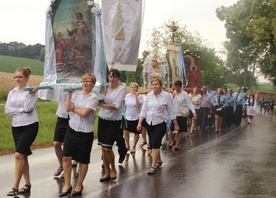 Pątnicy łodziami przepływają z Nadola do Lubkowa, a następnie idą na Mszę św., która odbywa się w Żarnowcu