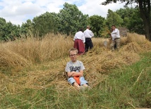 Tak gorąco, że trzeba odpocząć na snopku zboża. Wcześniej Michał uważnie podpatrywał pracę żniwiarzy