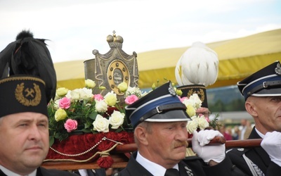 Relikwie św. Kingi niesione podczas procesji odpustowej w Starym Sączu
