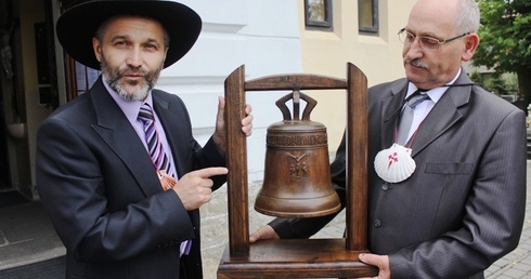 Mirosław Rusin (z lewej) i Bogusław Żbel prezentują miniaturę "Jakuba", który rozbrzmiewa już z kościelnej wieży w Simoradzu