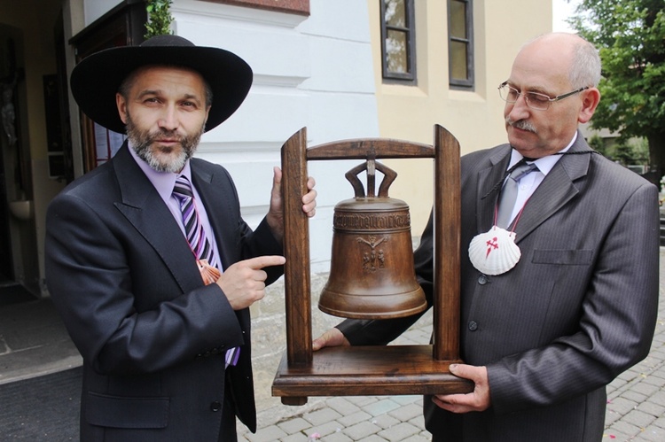 Mirosław Rusin (z lewej) i Bogusław Żbel prezentują miniaturę "Jakuba", który rozbrzmiewa już z kościelnej wieży w Simoradzu