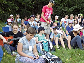  Uczestnicy ODB wiele czasu spędzają na rozważaniach słowa Bożego, a także na różnego rodzaju krótkich konferencjach