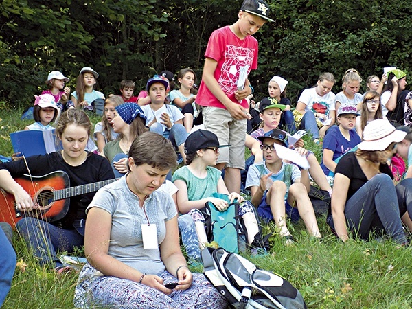  Uczestnicy ODB wiele czasu spędzają na rozważaniach słowa Bożego, a także na różnego rodzaju krótkich konferencjach