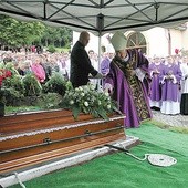  Uroczystości pogrzebowe, zgodnie z wolą zapisaną w testamencie zmarłego, odbyły się w Mieroszowie