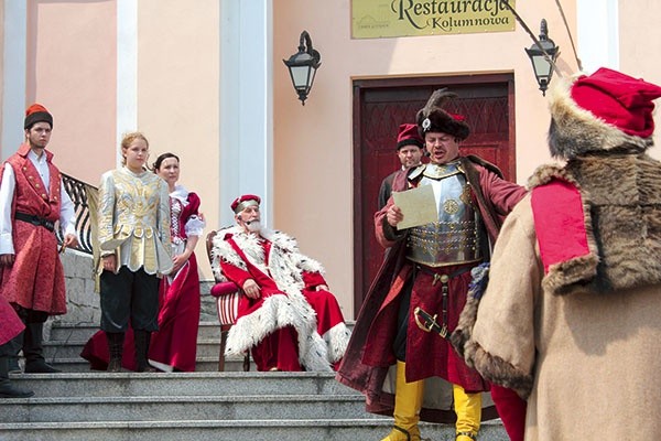  Scena hołdu przed zamkiem gostynińskim 