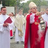 Powyżej: Po sumie odpustowej odbyło się poświęcenie figury św. Jakuba usytuowanej na dziedzińcu Centrum  św. Jakuba