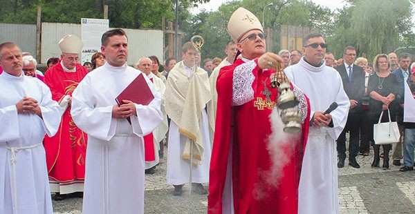 Powyżej: Po sumie odpustowej odbyło się poświęcenie figury św. Jakuba usytuowanej na dziedzińcu Centrum  św. Jakuba