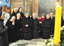  Siostry terezjanki i wierni świeccy modlą się na grobie biskupa Adolfa w kościele św. Jakuba w Toruniu o jego wyniesienie na ołtarze