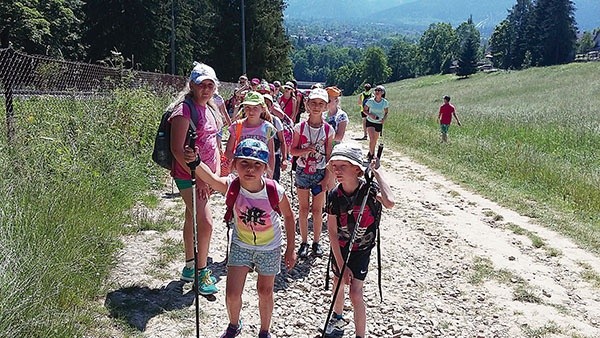  Uczestnicy letniego obozu przemierzali górskie szlaki