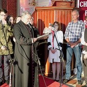  Proboszcz ks. kan. Jan Kularski dziękuje młodym, którzy podczas montażu przedstawili historię kościoła i parafii