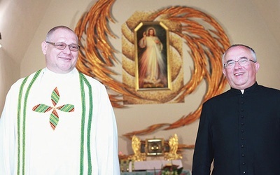 Ks. Bogdan Piotrowski w kościele w Rzuchowej z proboszczem ks. Janem Burdkiem