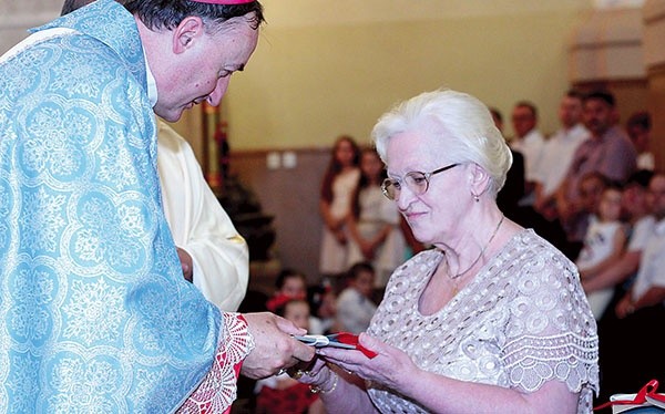  W procesji z darami Emilia Wajsbard przyniosła księgę zawierającą 1800 nazwisk wiernych, którzy przez 6 lat składali ofiary na renowację kościoła