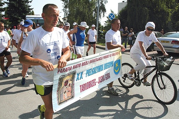  Start pielgrzymki spod kościoła na Serbinowie