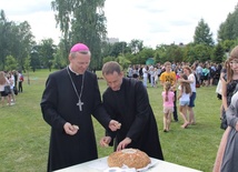 Bp Piotr Turzyński dzielił się chlebem z uczestnikami oazy. Obok ks. Grzegorz Lipiec