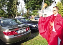  Ks. Bikun błogosławi pojazdy w parafii pw. Trójcy Świętej w Kretominie