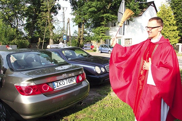  Ks. Bikun błogosławi pojazdy w parafii pw. Trójcy Świętej w Kretominie