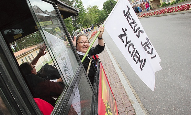 Ewangelizatorzy przemierzają ulice Jarosławca w ciuchci