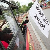 Ewangelizatorzy przemierzają ulice Jarosławca w ciuchci