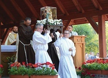  W czasie odpustu figurka św. Anny Samotrzeciej jest wynoszona z sanktuarium