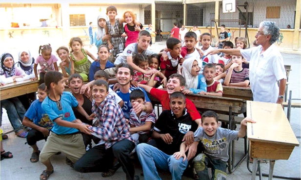 Siostry prowadzą zajęcia  szkolne z dziećmi na podwórzu szkoły w Aleppo. Szkoła jest zajęta przez rodziny, które straciły dom