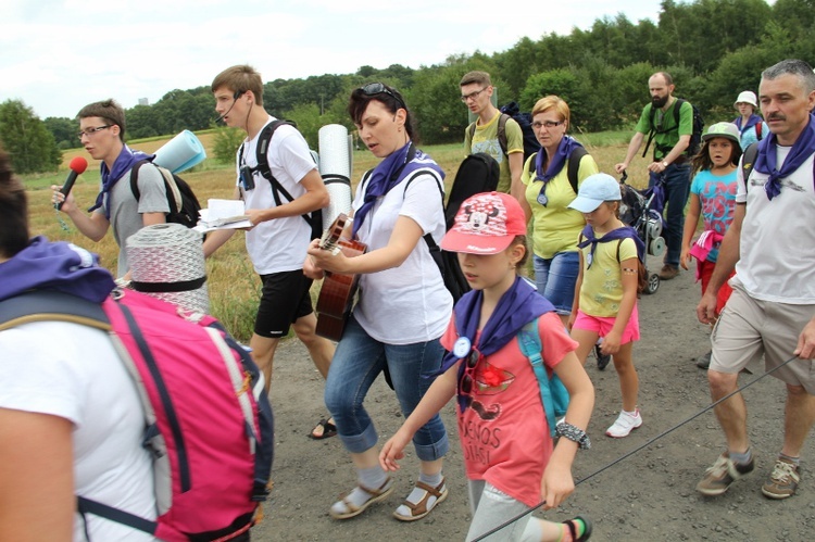 70. Pielgrzymka Rybnicka - dzień pierwszy - w drodze