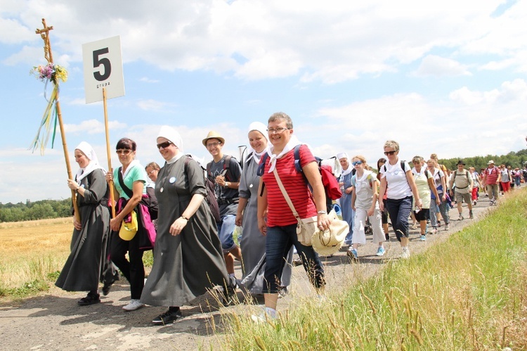 70. Pielgrzymka Rybnicka - dzień pierwszy - w drodze