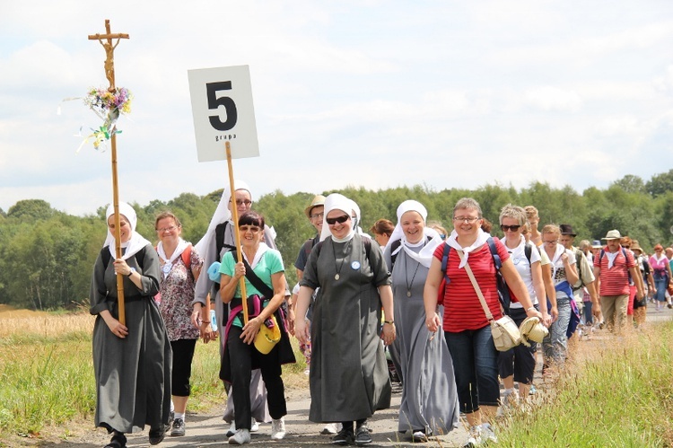 70. Pielgrzymka Rybnicka - dzień pierwszy - w drodze