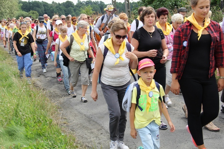 70. Pielgrzymka Rybnicka - dzień pierwszy - w drodze