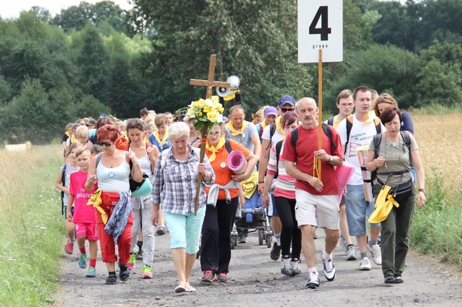 70. Pielgrzymka Rybnicka - dzień pierwszy - w drodze