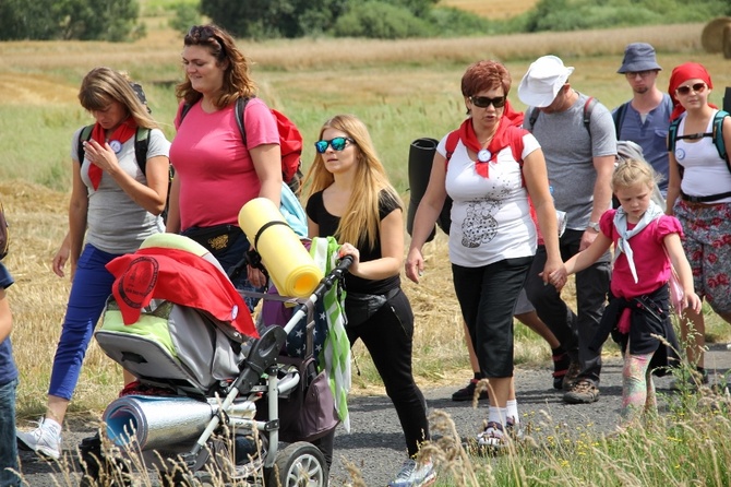 70. Pielgrzymka Rybnicka - dzień pierwszy - w drodze