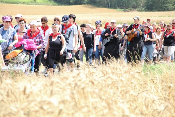 70. Pielgrzymka Rybnicka - dzień pierwszy - w drodze