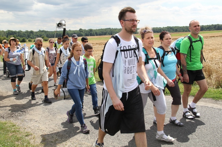 70. Pielgrzymka Rybnicka - dzień pierwszy - w drodze