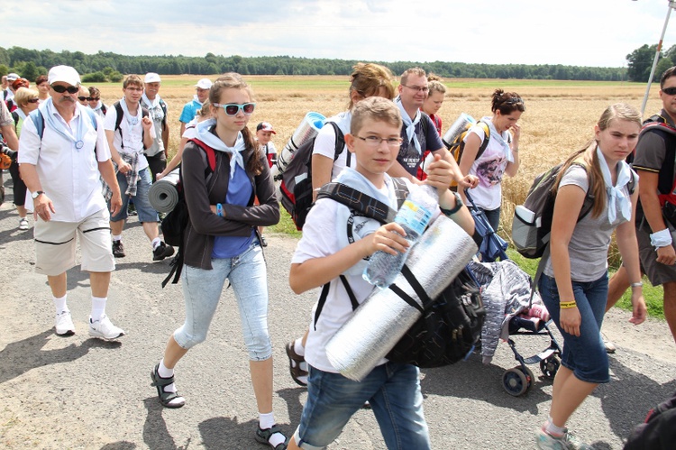 70. Pielgrzymka Rybnicka - dzień pierwszy - w drodze