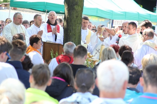 70. Pielgrzymka Rybnicka - dzień drugi - Msza św. w Górnikach