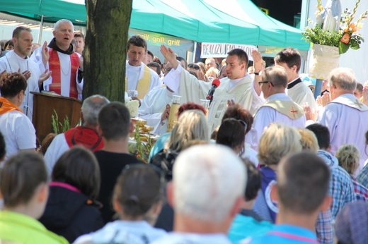 70. Pielgrzymka Rybnicka - dzień drugi - Msza św. w Górnikach