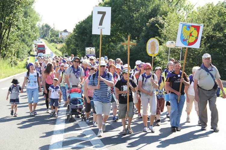 70. Pielgrzymka Rybnicka - dzień drugi - w drodze