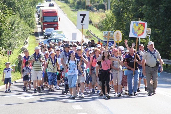 70. Pielgrzymka Rybnicka - dzień drugi - w drodze