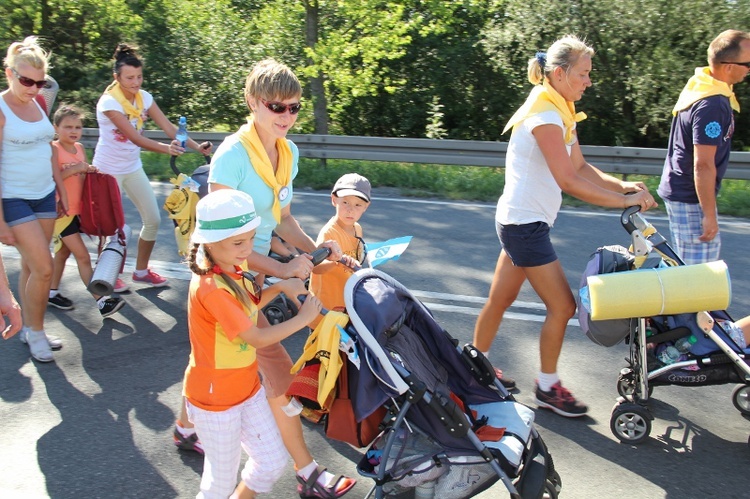 70. Pielgrzymka Rybnicka - dzień drugi - w drodze