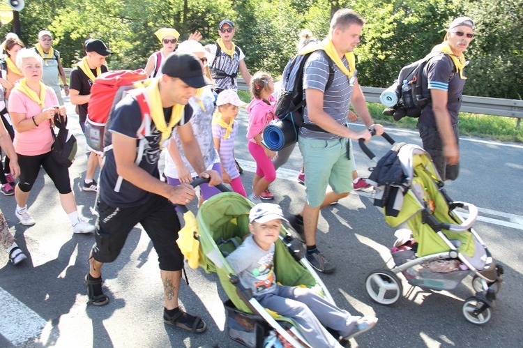 70. Pielgrzymka Rybnicka - dzień drugi - w drodze