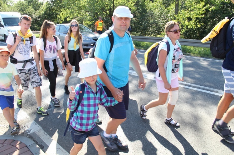 70. Pielgrzymka Rybnicka - dzień drugi - w drodze