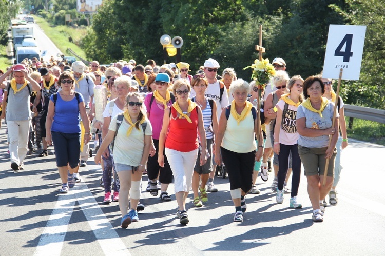 70. Pielgrzymka Rybnicka - dzień drugi - w drodze