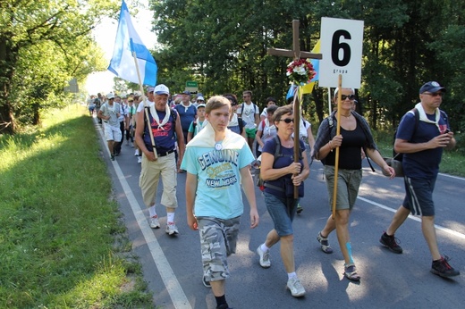 70. Pielgrzymka Rybnicka - dzień drugi - w drodze
